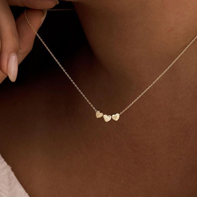 Colar Feminino LOVE com Pingente de Três Coraçõese