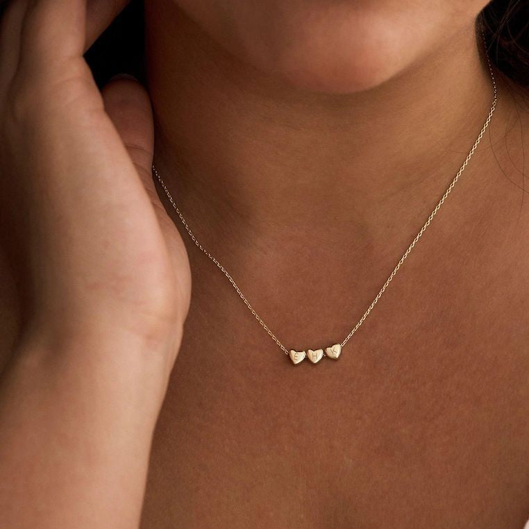 Colar Feminino LOVE com Pingente de Três Coraçõese