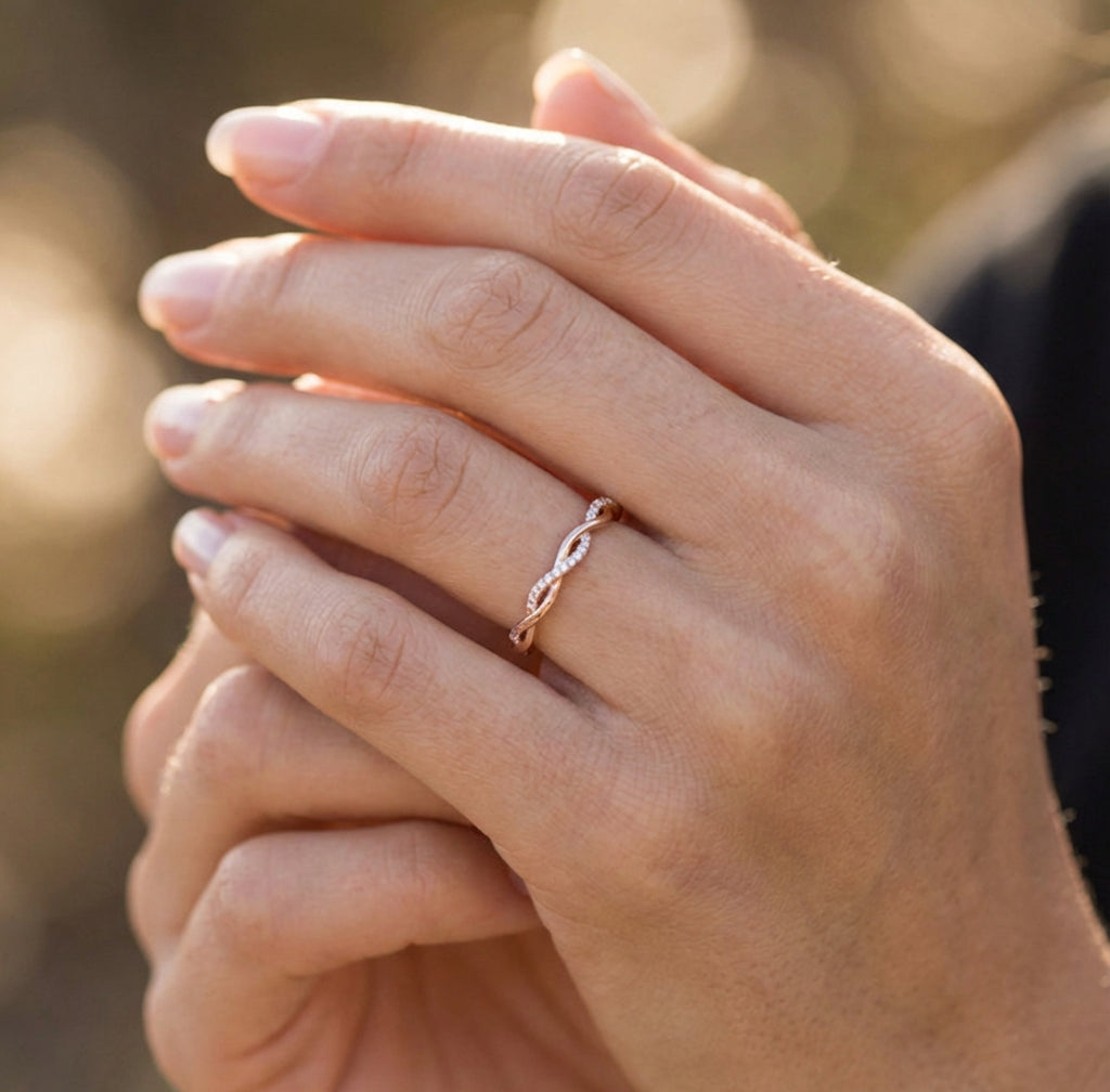 Anel Minimalista com Design Torcido e Cravação de Diamantes