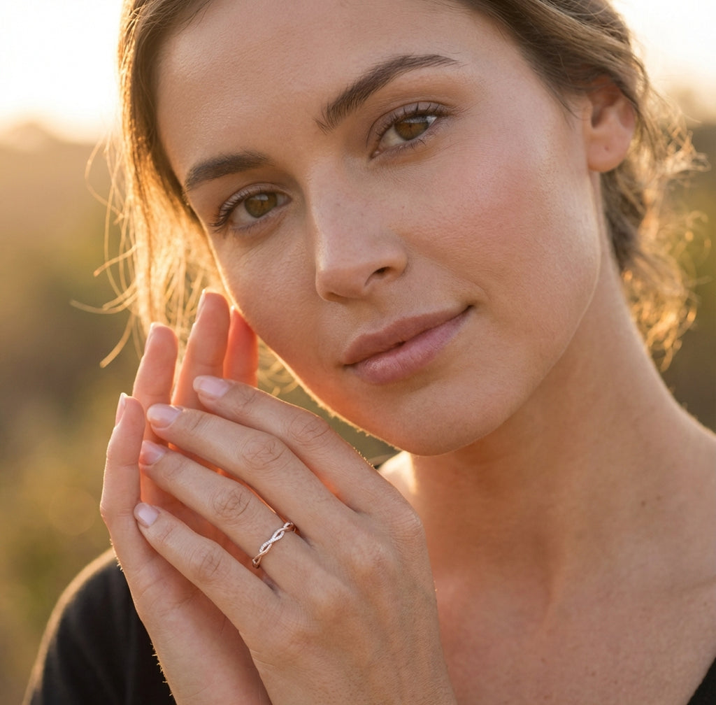 Anel Minimalista com Design Torcido e Cravação de Diamantes