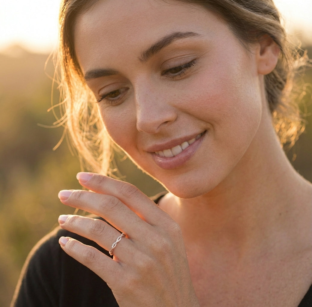 Anel Minimalista com Design Torcido e Cravação de Diamantes