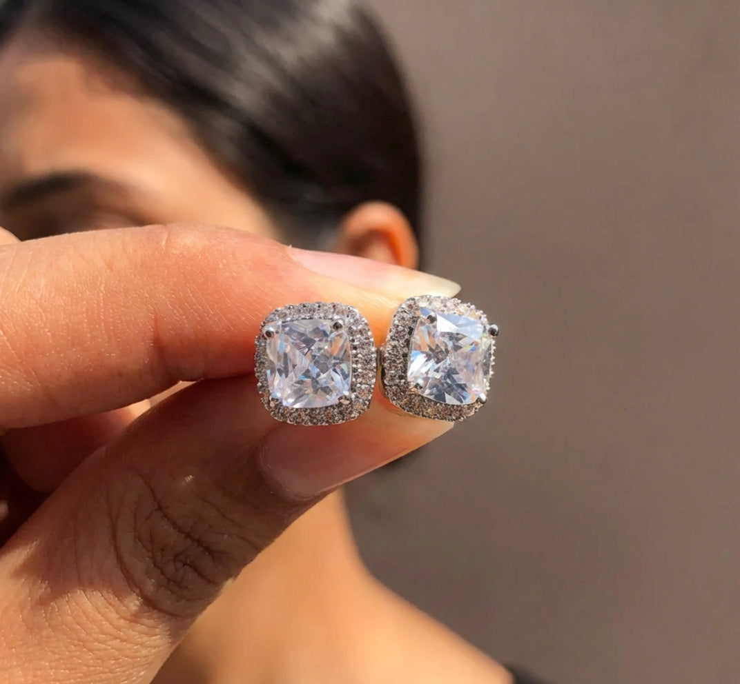 Brincos com Zircônia Esmeralda e Borda de Diamantes Brancos