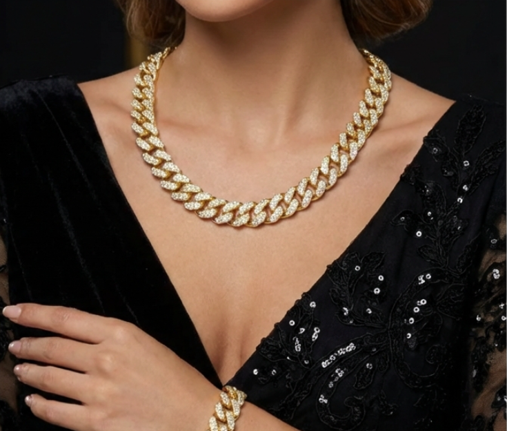 Conjunto Colar e Pulseira em Corrente Cubana com Fecho de Mola, Liga Metálica e Cravação Completa de Diamantes