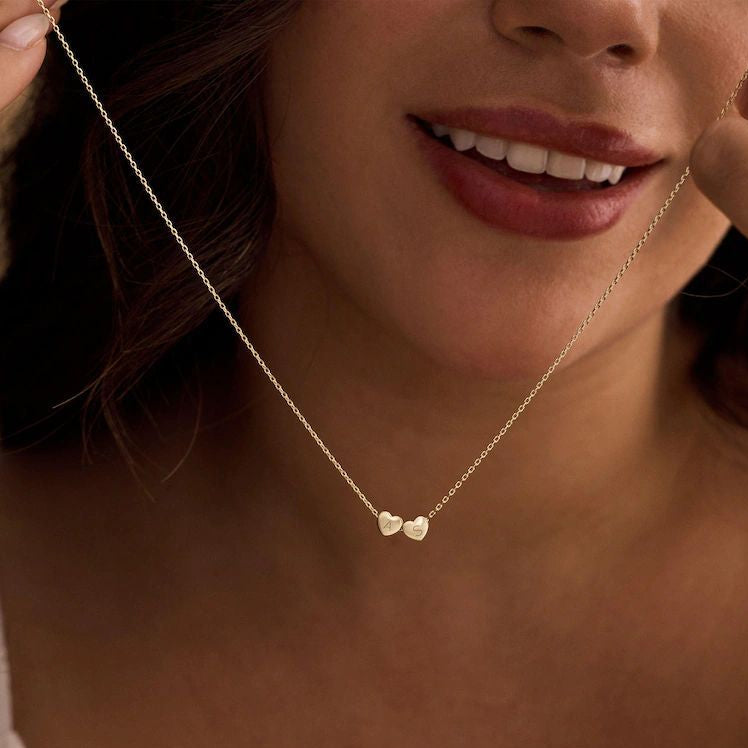 Colar Feminino LOVE com Pingente de Três Coraçõese